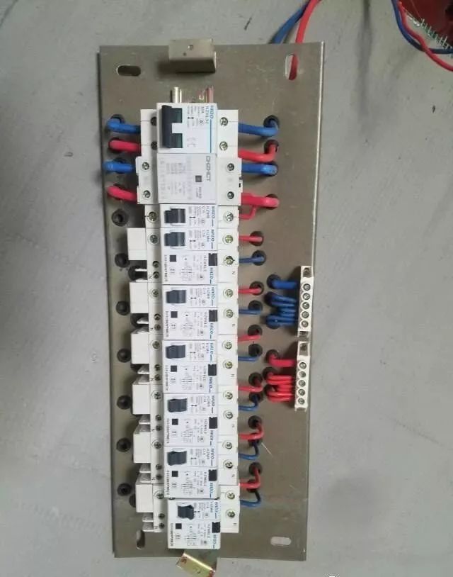 在一個(gè)建筑工地，一個(gè)建筑電工應(yīng)該如何安裝一個(gè)居民配電箱！與新加入者分享